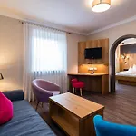 & Richard Held Hotel