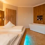 Hotel & Richard Held