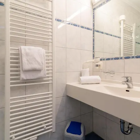 & Richard Held Hotel